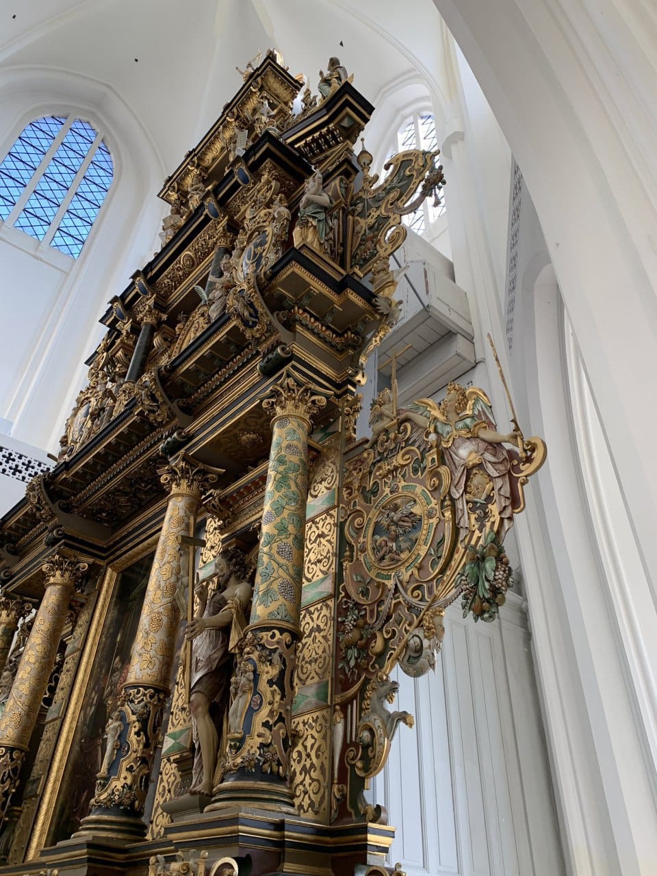 Derrière la plus somptueuse sculpture baroque se cachent de très ordinaires planches peintes