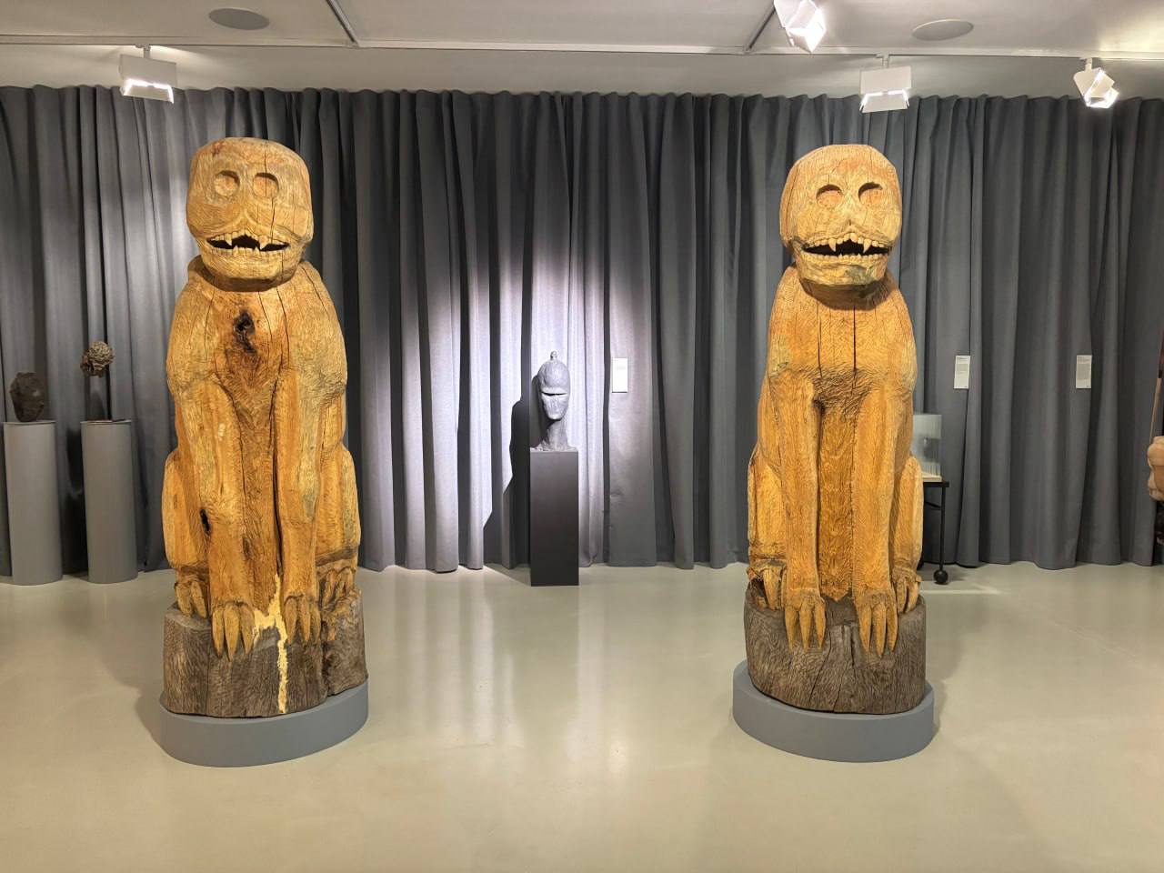 A week ago I wrote about the then forthcoming exhibition of collector Zoya Galeeva's collection at the Anna Nova gallery in Saint Petersburg