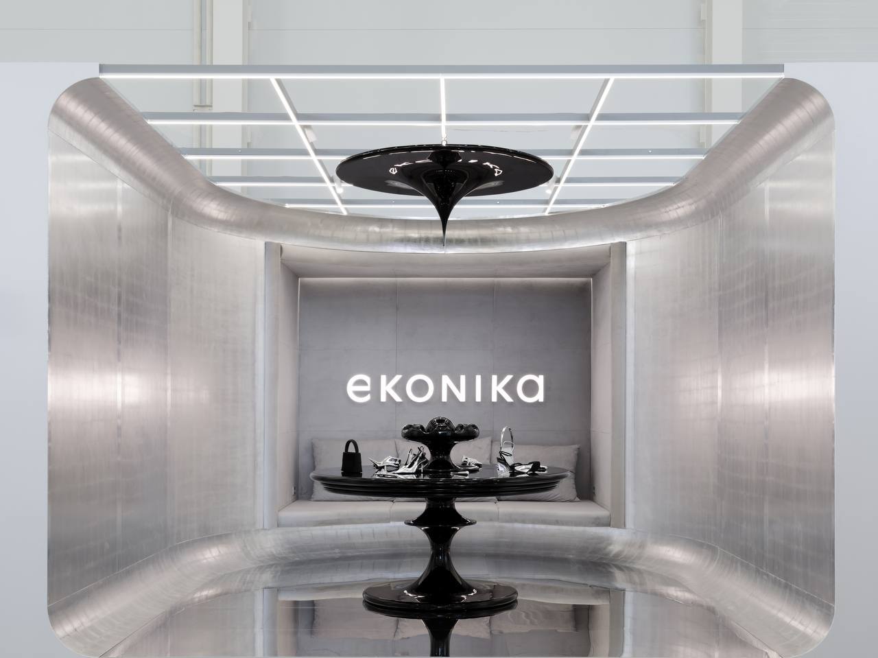 EKONIKA has produced a genuinely stylish stand with very handsome details; I at once had an immersive experience of wielding a silver hammer, but alas, this art object proved to be an integral part of the installation "Through the Looking-Glass of the Sho