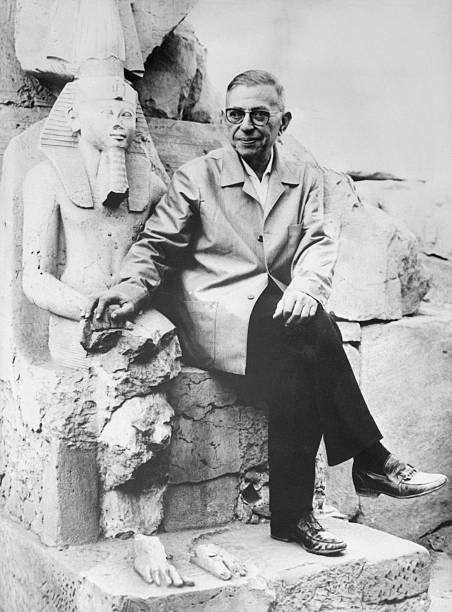 Sur cette photo avec Sartre, Beauvoir ne se ressemble pas du tout