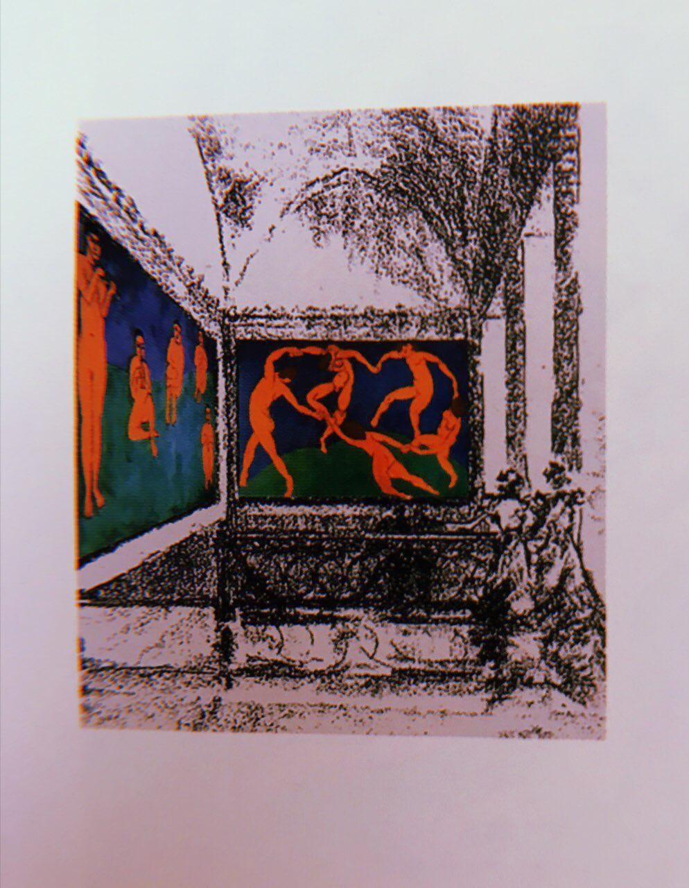 Dessin en noir et blanc d’une salle voûtée avec une colonne. Deux panneaux colorés aux murs : une ronde de nus orange et un groupe de figures sur fond bleu-vert.
