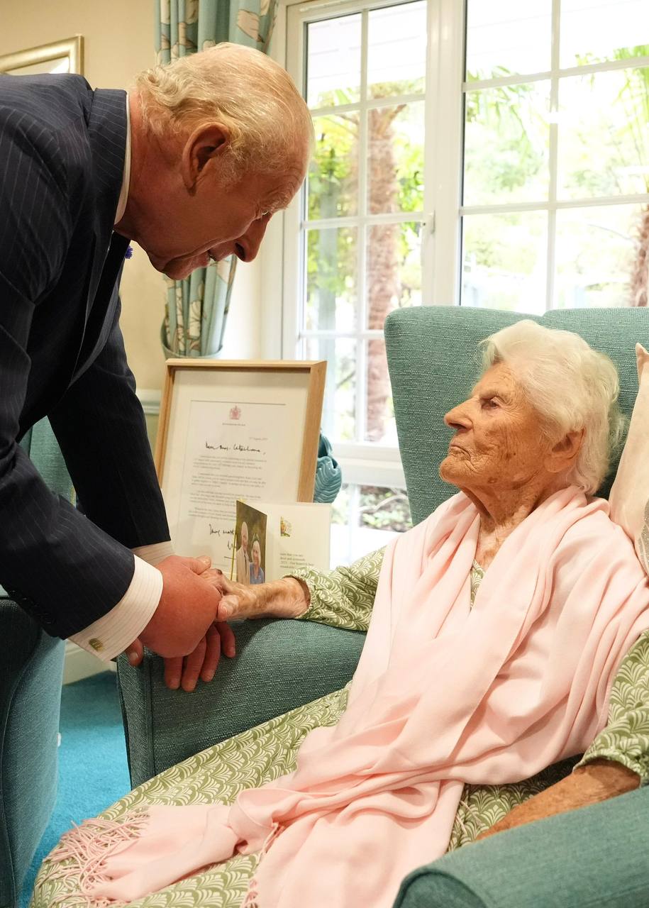Le roi de Grande-Bretagne a rencontré la doyenne de ses sujets, Ethel Caterham, 116 ans