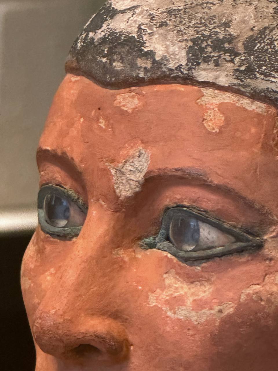 Je me suis approché tout exprès du fameux Scribe Kay pour photographier ses yeux, soulignés de khôl et dotés de pupilles bleutées, comme de verre, qui sont en réalité faites de quartz, de magnésite et d'un alliage de cuivre et d'arsenic