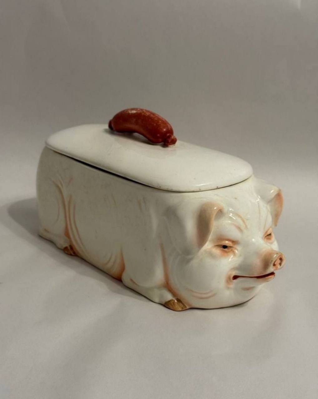 The pig-shaped sausage dish is glad to see no one; it has long since understood everything about everybody