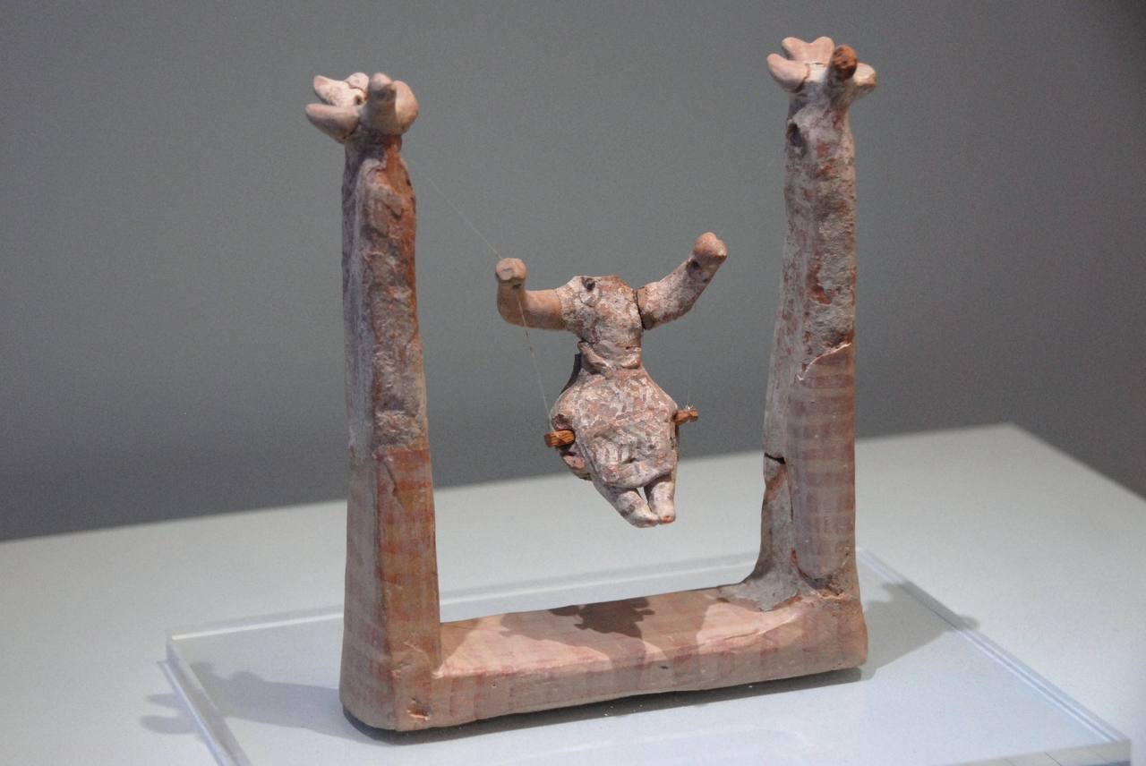 Statuette féminine en terre cuite avec balançoire, provenant d'un sanctuaire domestique de la période minoenne récente