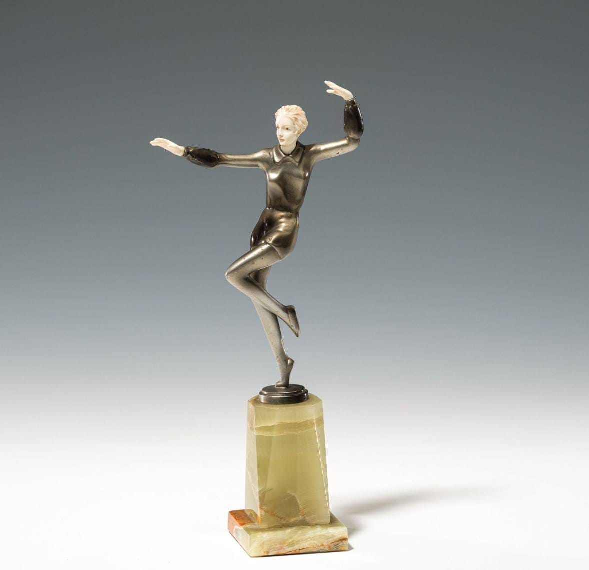 Alerte : une statuette de 1925 fait du plagiat à la Renata Litvinova