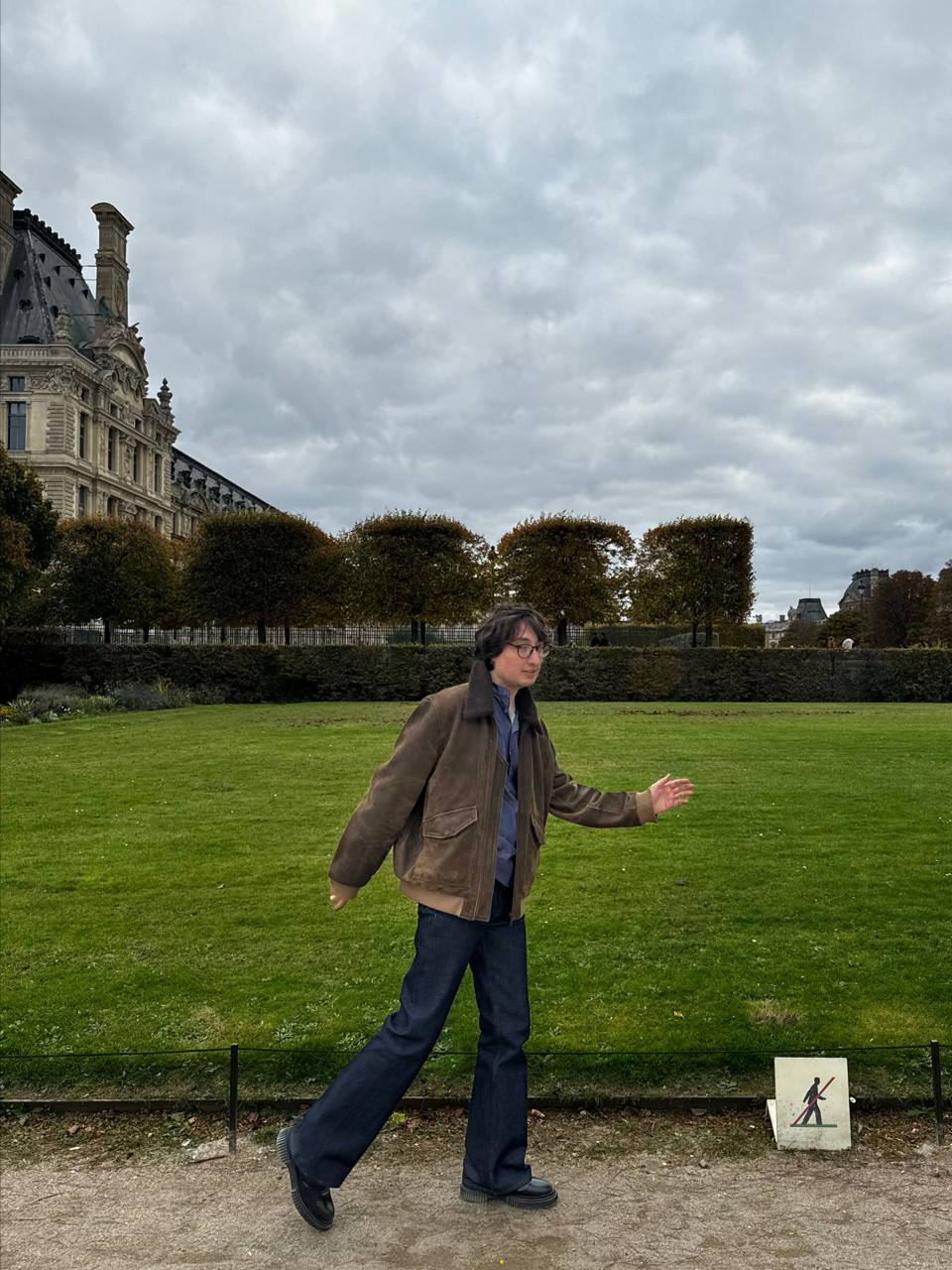 Doing the one thing forbidden on the premises of the Louvre