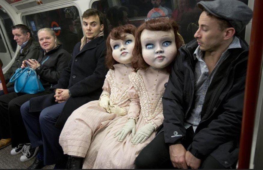 Deux poupées victoriennes dans le métro de Londres et comparaison avec celui de Moscou