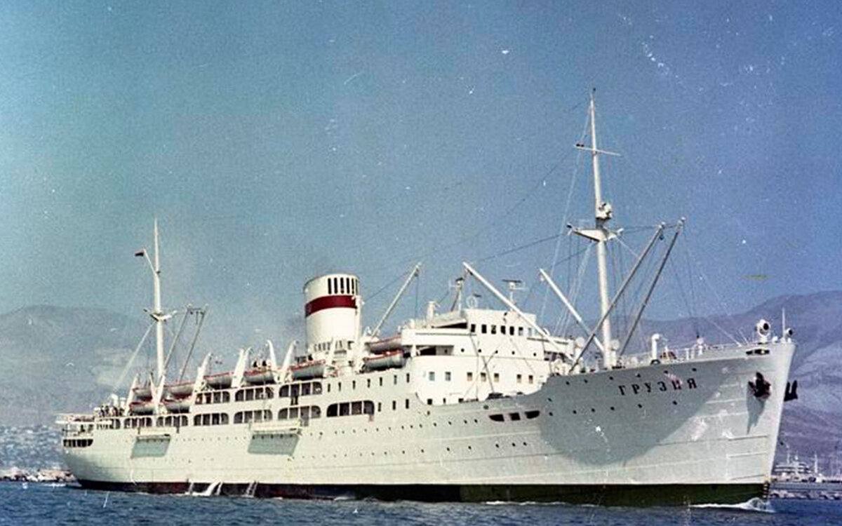 Construit en 1939 par un chantier naval britannique pour une compagnie polono-danoise, le navire à moteur Sobieski fut acquis en 1950 par l'URSS pour la Compagnie maritime de la mer Noire et rebaptisé « Gruziïa »