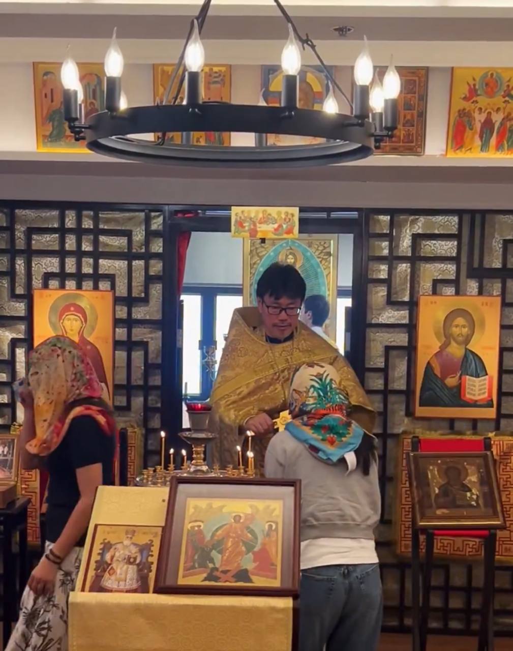 Office divin dans une église orthodoxe russe de Hong Kong