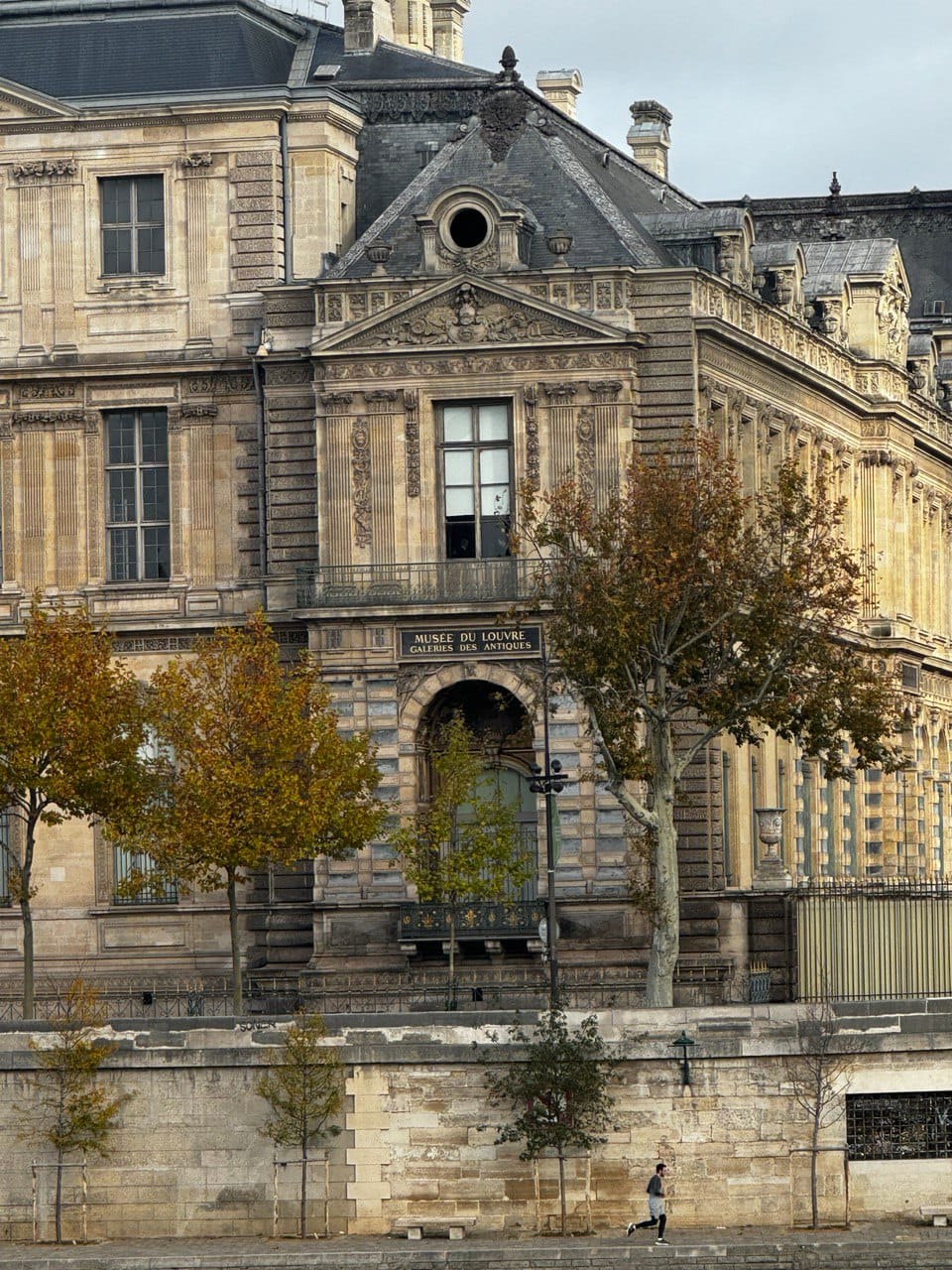It turns out that as early as 2018 the jewellery house of Van Cleef & Arpels conducted a security audit of the Louvre, in which it named as the most vulnerable spot precisely that balcony above the Galerie d'Apollon through which the thieves gained entry