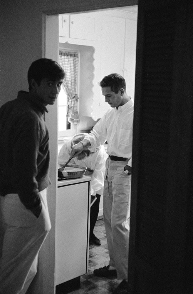 Paul Newman, Anthony Perkins et Joanne Woodward dans la cuisine, en 1958