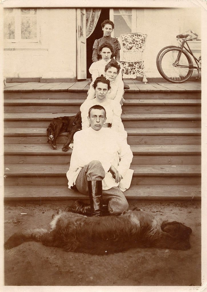 Sergueï Vassilievitch Rachmaninov avec des dames sur le perron du manoir de Krasnenkoïe, dans le gouvernement de Voronej, en 1899