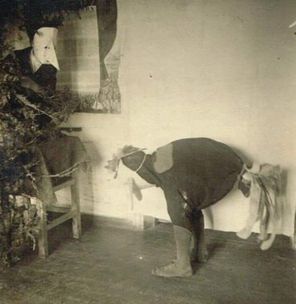 Représentation théâtralisée des jeux de l'ours « Le Coucou et le Coq » en 1936