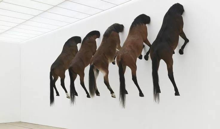 Partout la critique d'art est en déclin, intellectuellement corrompue, engluée dans un jargon vide de sens, faussée par le politiquement correct et, de façon inquiétante, ne s'adresse plus qu'à d'autres critiques et à leurs semblables