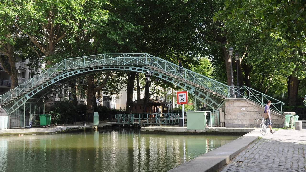 Singer Lou Doillon, youngest daughter of Jane Birkin, told an anecdote from life at the opening of a bridge named in honour of the actress: