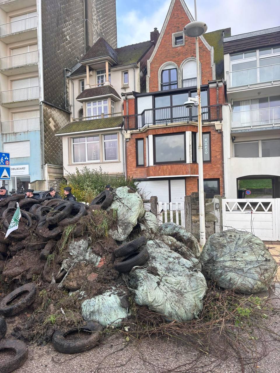 They write that French farmers have dumped heaps of rubbish, muck and tyres in front of Macron's house in Le Touquet, in a resort area in the north of France, not far from the Pas-de-Calais