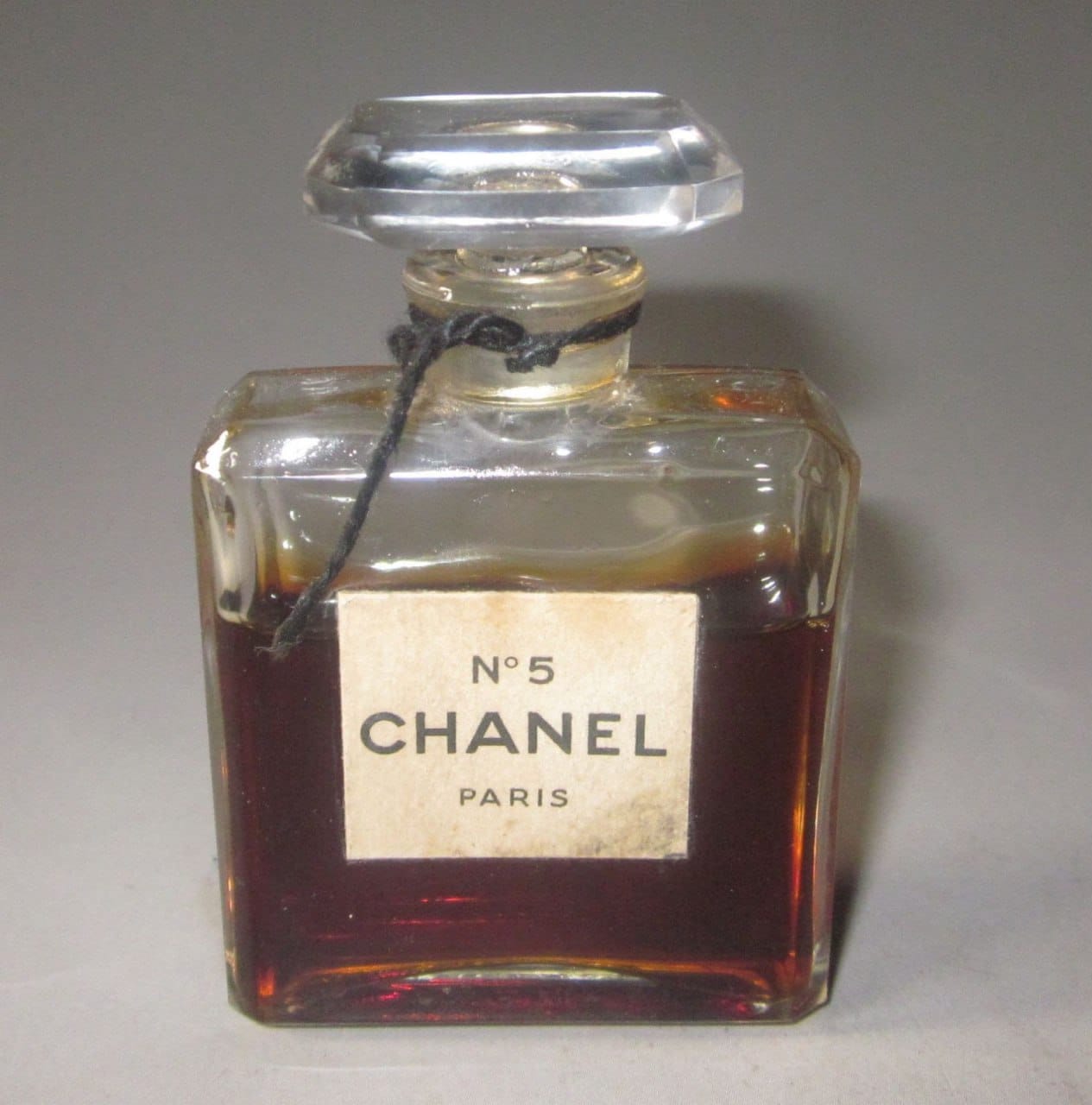 Chanel №5 хош иісін Ресейден шыққан парфюмер жасағанын білдіңіз бе?