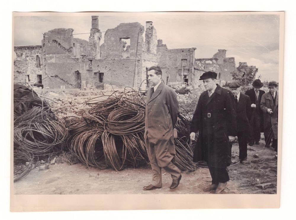 Sergueï Ivanovitch Vavilov inspecte les ruines de l'observatoire astronomique en 1946