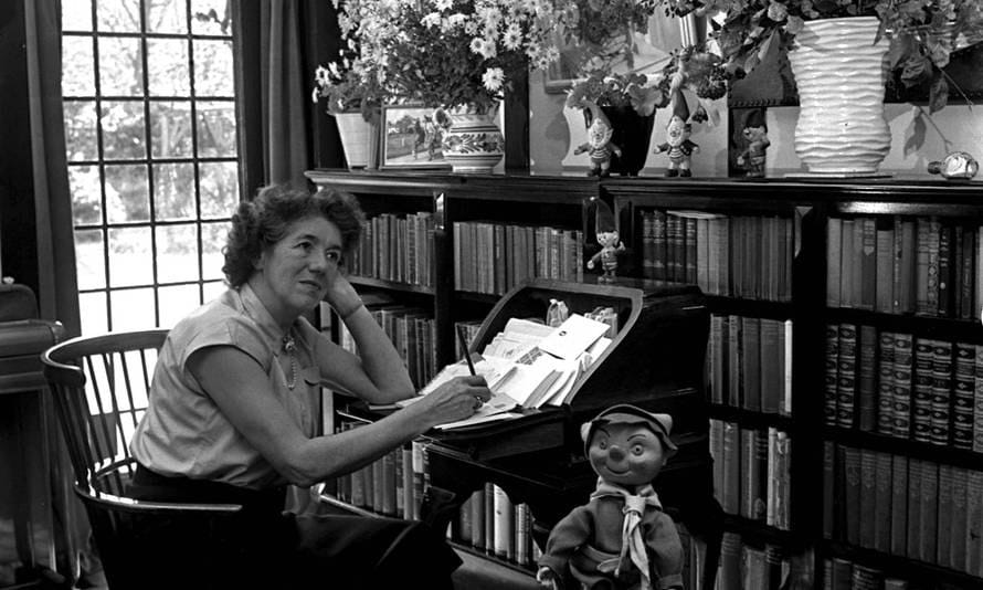 Quand je pense à la place de J. K. Rowling dans la culture contemporaine, je me souviens qu'il y a quelques années, l'auteur le plus traduit au monde était une romancière anglaise pour enfants, Enid Blyton