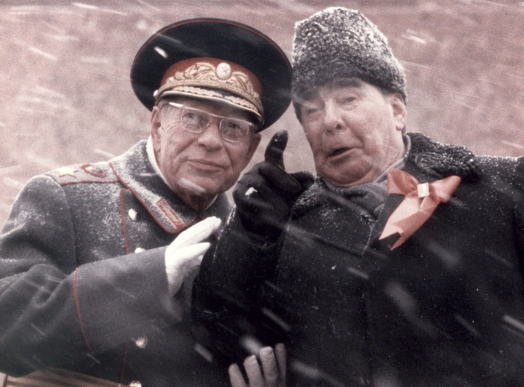 КСРО Қорғаныс министрі Дмитрий Устинов пен Леонид Брежнев 1980 жылы Мавзолей мінбесінде қарға мәз болып тұр