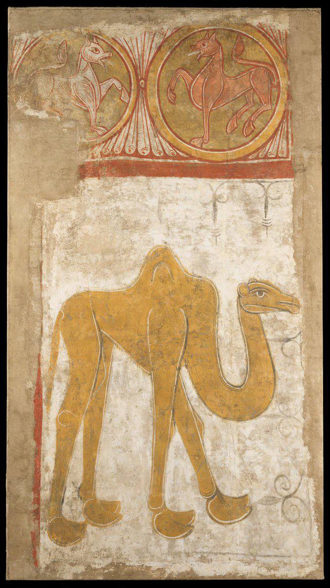 Fresque d'un chameau jaune sur fond blanc, avec en haut deux médaillons contenant des animaux rouges sur fond doré.