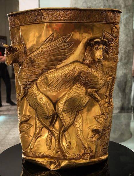Vase en or orné de taureaux ailés, découvert dans une tombe à Marlik, dans le nord-est de l'Iran, c'est-à-dire sur la côte sud-est de la mer Caspienne, sur le territoire de l'ancienne satrapie d'Hyrcanie