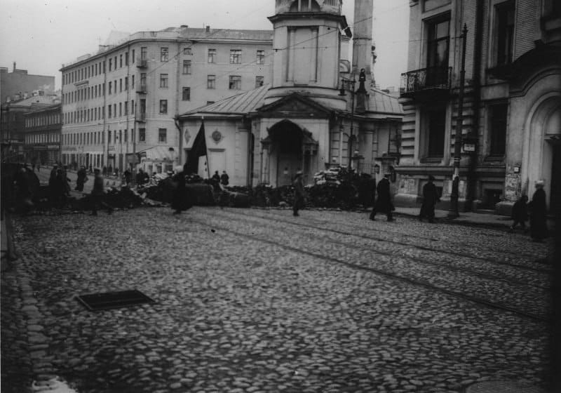 A barricade set up in the autumn of 1917 across Ostozhenka, by the Church of the Resurrection of the Word