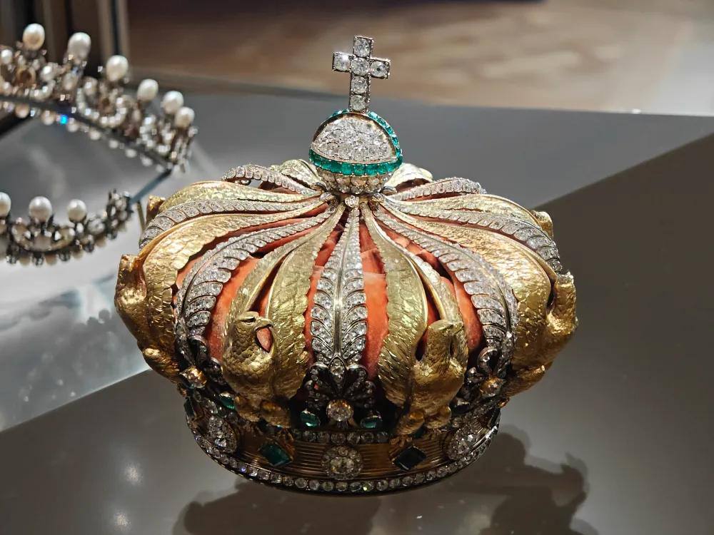 The Louvre announces a tender for the restoration of Empress Eugénie's crown, dropped by the robbers as they fled the scene of the crime