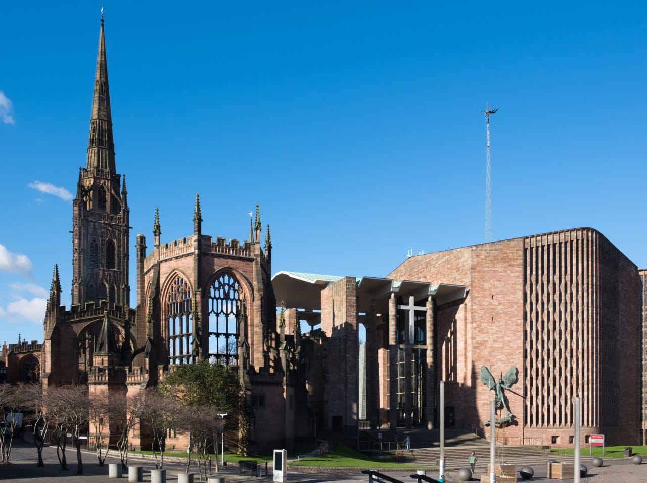 Nouvelle cathédrale de Coventry des années 1960 près des ruines de la cathédrale Saint-Michel