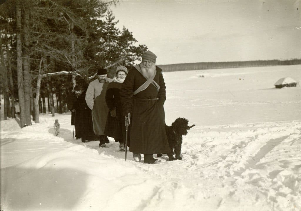 Le caniche Markiz, ainsi que Léon Tolstoï, Alexandra Tolstoï, le président de la Société moscovite d'alphabétisation Pavel Dolgoroukov, Tatiana Soukhotine, Varvara Féokritova et Pavel Birioukov se rendent à l'inauguration de la Bibliothèque populaire dans