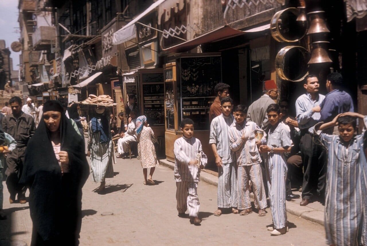 Au Caire, on commerce jusqu'à neuf heures du soir, parfois plus tard, selon que les affaires vont bien ou mal