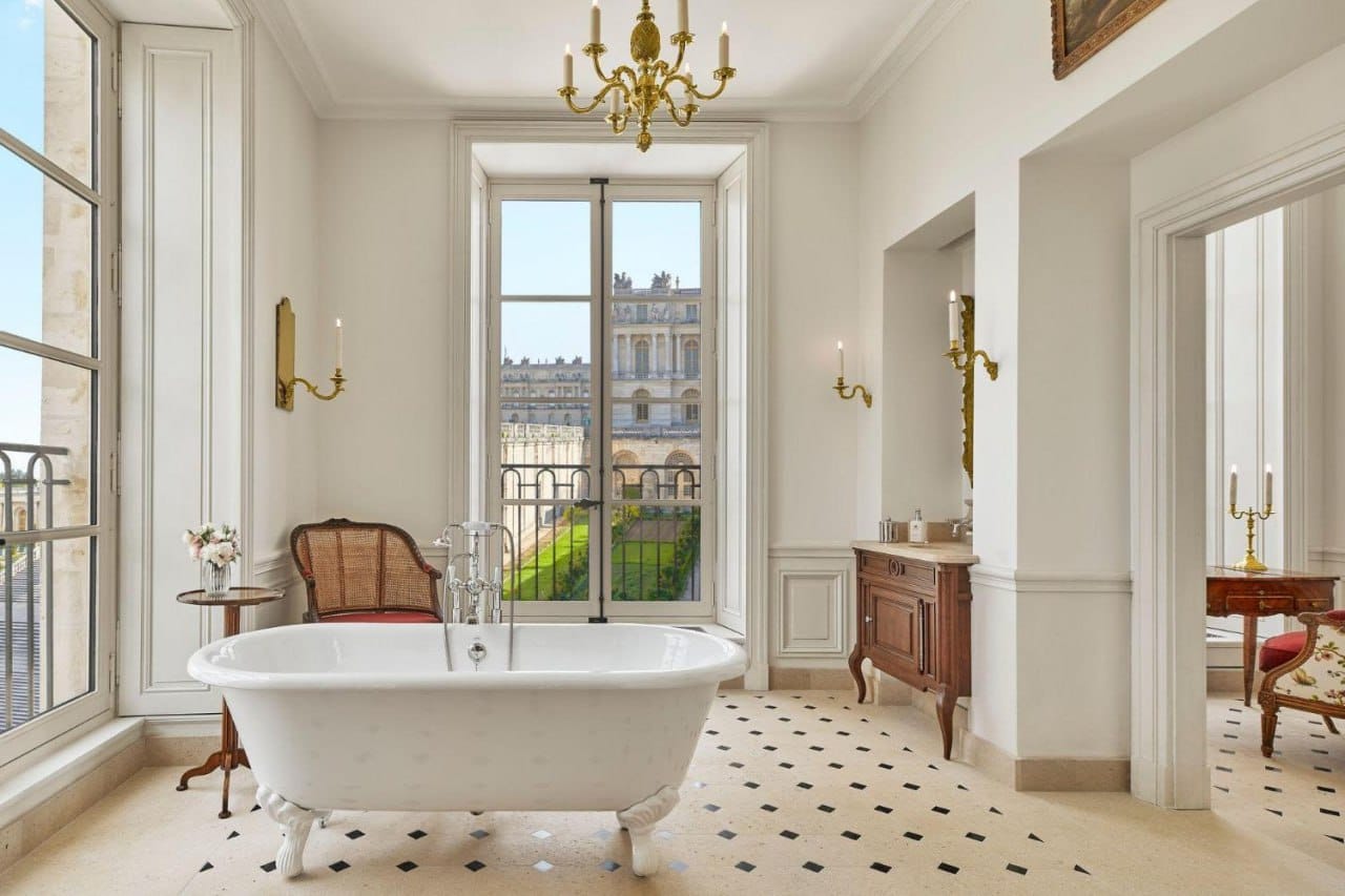 J'ai regardé à quoi ressemble l'intérieur de l'hôtel Le Grand Contrôle Château de Versailles, si longtemps commenté, à deux pas du château de Versailles