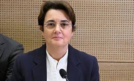 Well, well: the Director of the Louvre has finally resigned