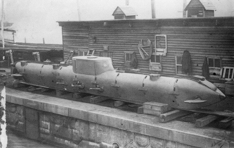 Le lieutenant Evgueni Kolbassiev et le Piotr Kochka, premier sous-marin électrique de Russie