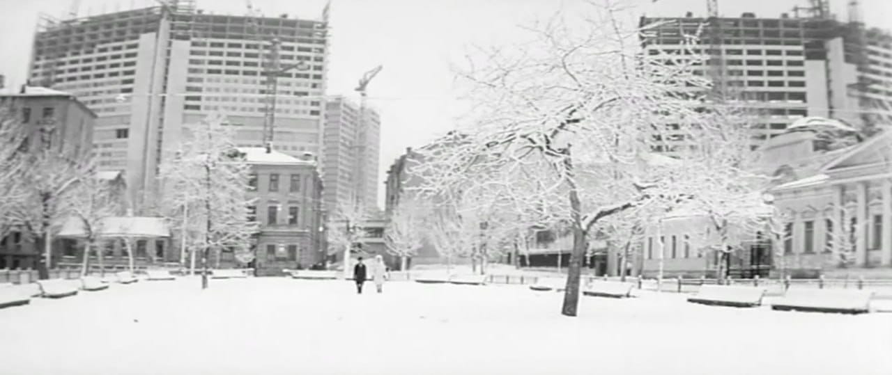 I don't know about you, but to me this 1967 photograph, showing the "book" towers going up on Novy Arbat, taken from the Church of the Saviour on Spasopeskovskaya Square, is a very sad sight