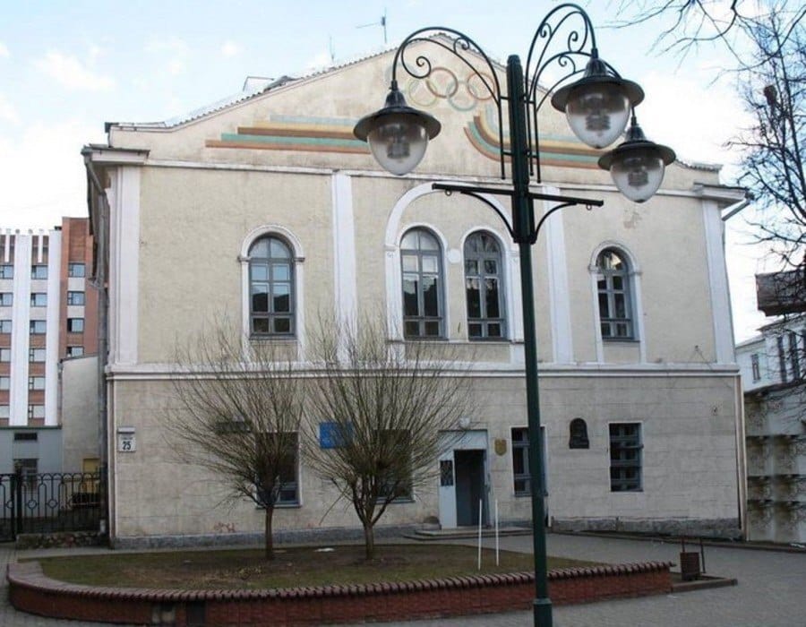Sports hall in Mogilev Choral Synagogue building and a plaque that omits the synagogue