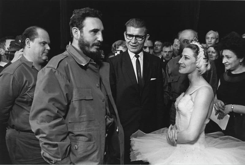 Fidel Castro et la ballerine Maïa Plissetskaïa après une représentation du « Lac des cygnes »