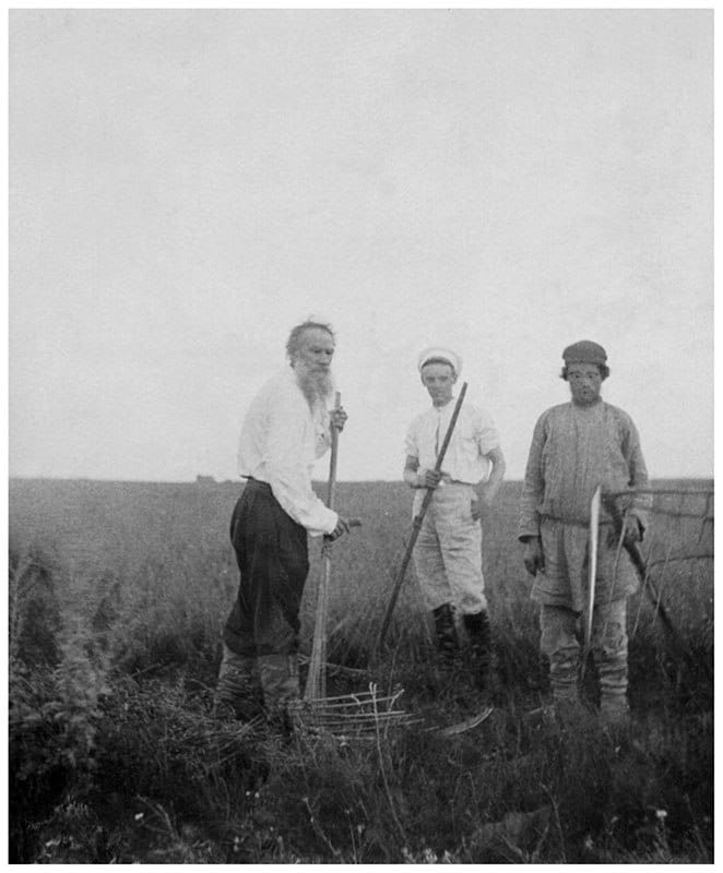 Léon Tolstoï, l'arpenteur et le paysan Prokofi Vlassov à Iasnaïa Poliana en 1890