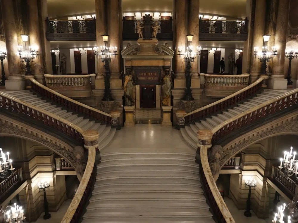 Lors des préparatifs de la restauration de l'Opéra Garnier de Paris, inauguré en 1875, du plomb toxique a été découvert dans la structure du plateau de scène, si bien que des travaux prévus pour deux ans s'étireront sur cinq ans au minimum