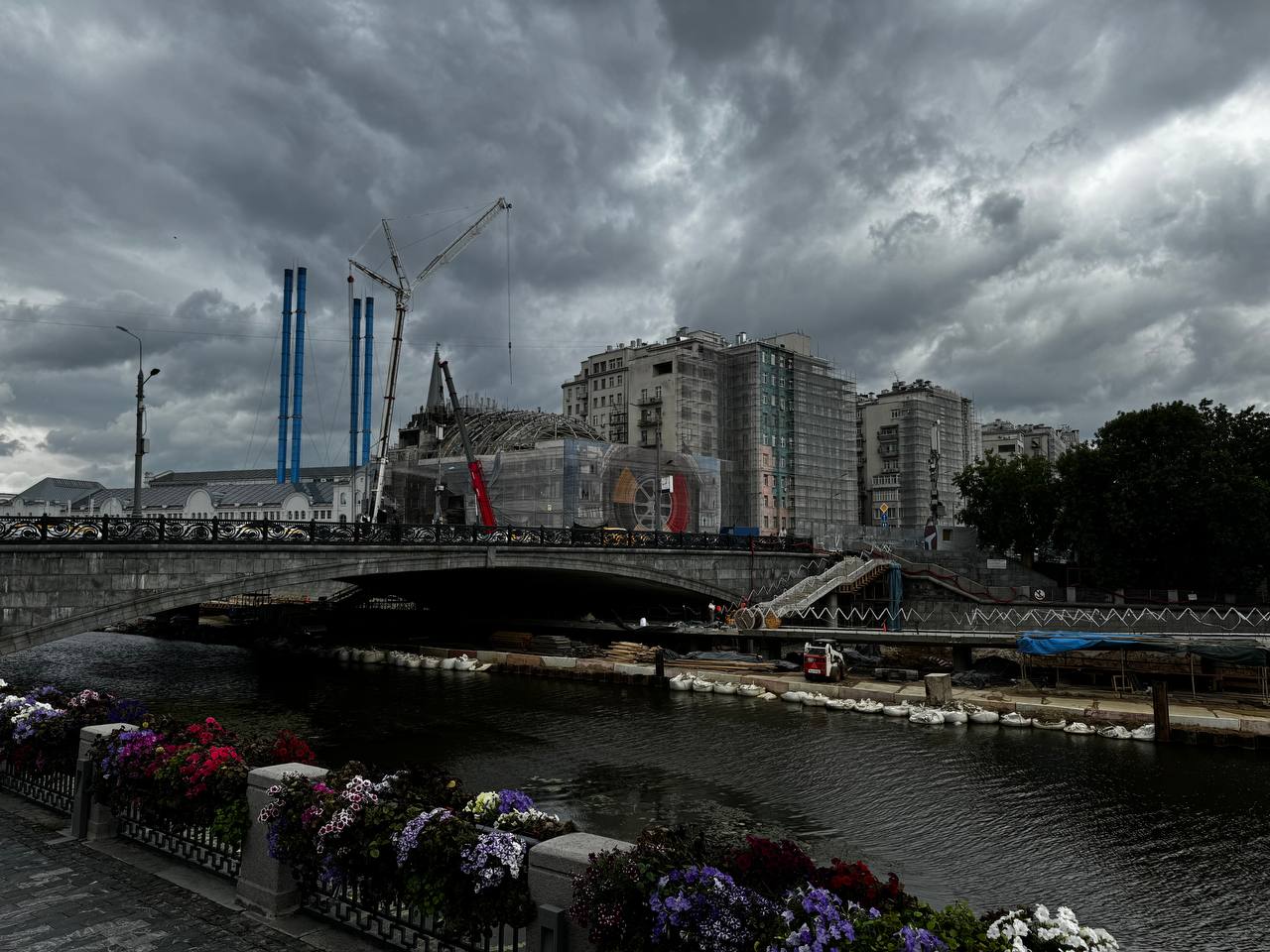 I enjoy watching the construction of the pedestrian bridge along Bolotnaya Embankment