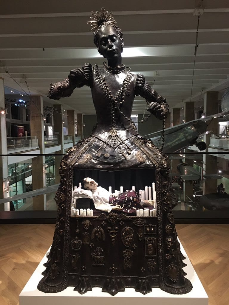 Le Science Museum de Londres ouvre une galerie de médecine avec la sculpture « Sainte Médecine » d'Eleanor Crook