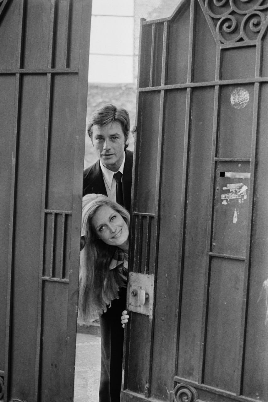Dalida et Alain Delon devant la maison de la chanteuse, à Montmartre, en 1972