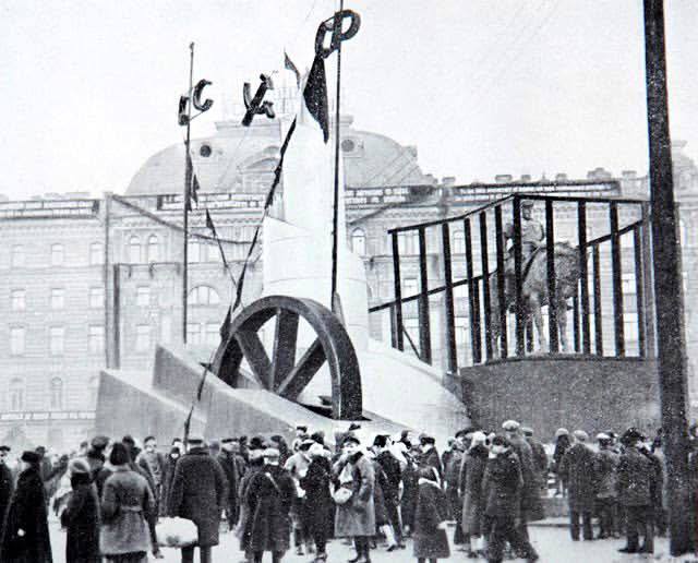 Шын мәнінде, Қазан революциясының онжылдығына орай, 1927 жылы Көтеріліс алаңындағы ІІІ Александр ескерткішін торға отырғызыпты