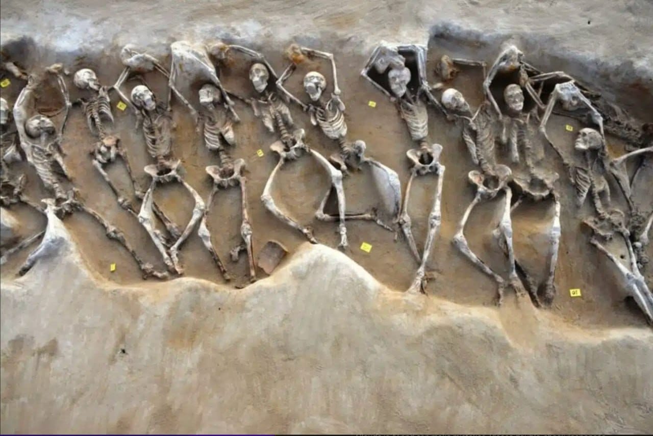 Sépulture de 79 hommes adultes aux poignets enchaînés, découverte en 2016 dans la nécropole de Phalère, près d'Athènes