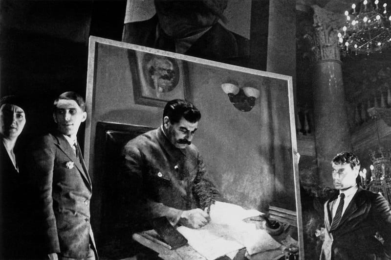 Boris Pasternak tient un portrait de Staline aux côtés de son auteur, le peintre Pavel Malkov, au Congrès des écrivains soviétiques de 1934
