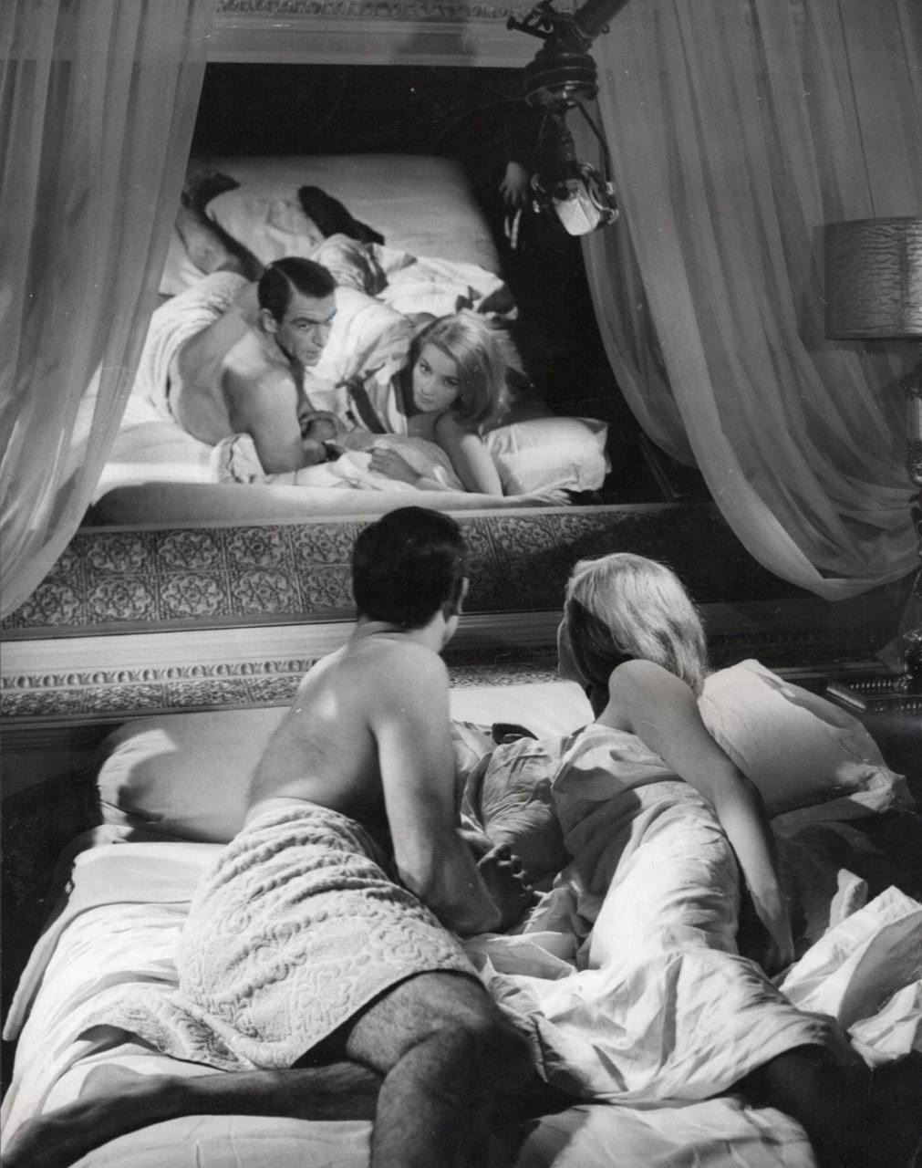 Daniela Bianchi et Sean Connery pendant le tournage du film de Terence Young « Bons baisers de Russie », 1963