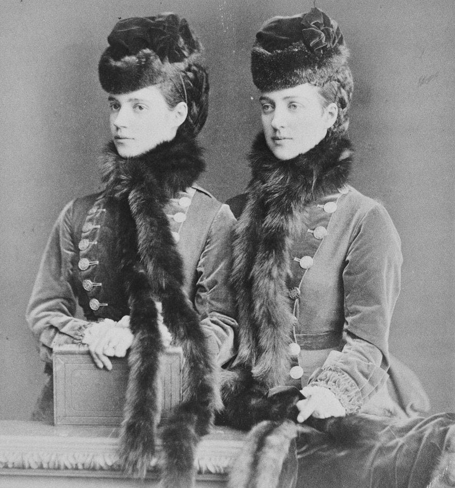 Англия патшайымы Дания Александрасы, VII Эдуардтың жұбайы, және орыс императрицасы Мария Фёдоровна, ІІІ Александрдың жұбайы, туған әпке-сіңлілер, дания королі IX Кристиан мен Гессен-Кассельдік Луизаның қыздары