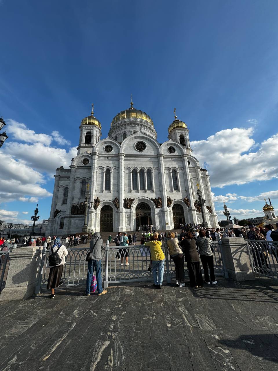 Мыңдаған адам Христос Құтқарушы соборында Тримифунттық әулие Спиридонның оң қолына тағзым етуге барады