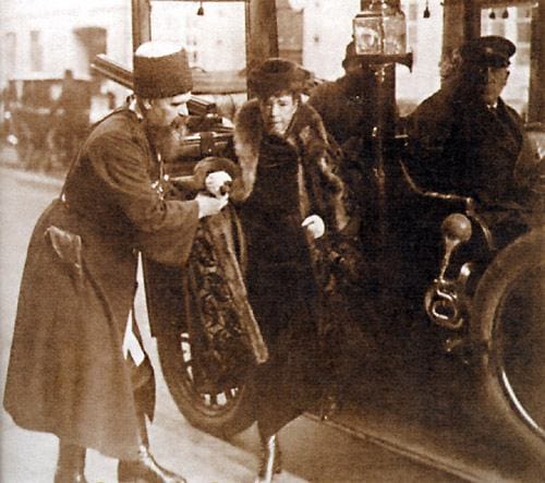 Sur ce cliché, l'impératrice douairière Maria Feodorovna descend de son automobile avec l'aide de son kamer-kazak Timofeï Iachtchik